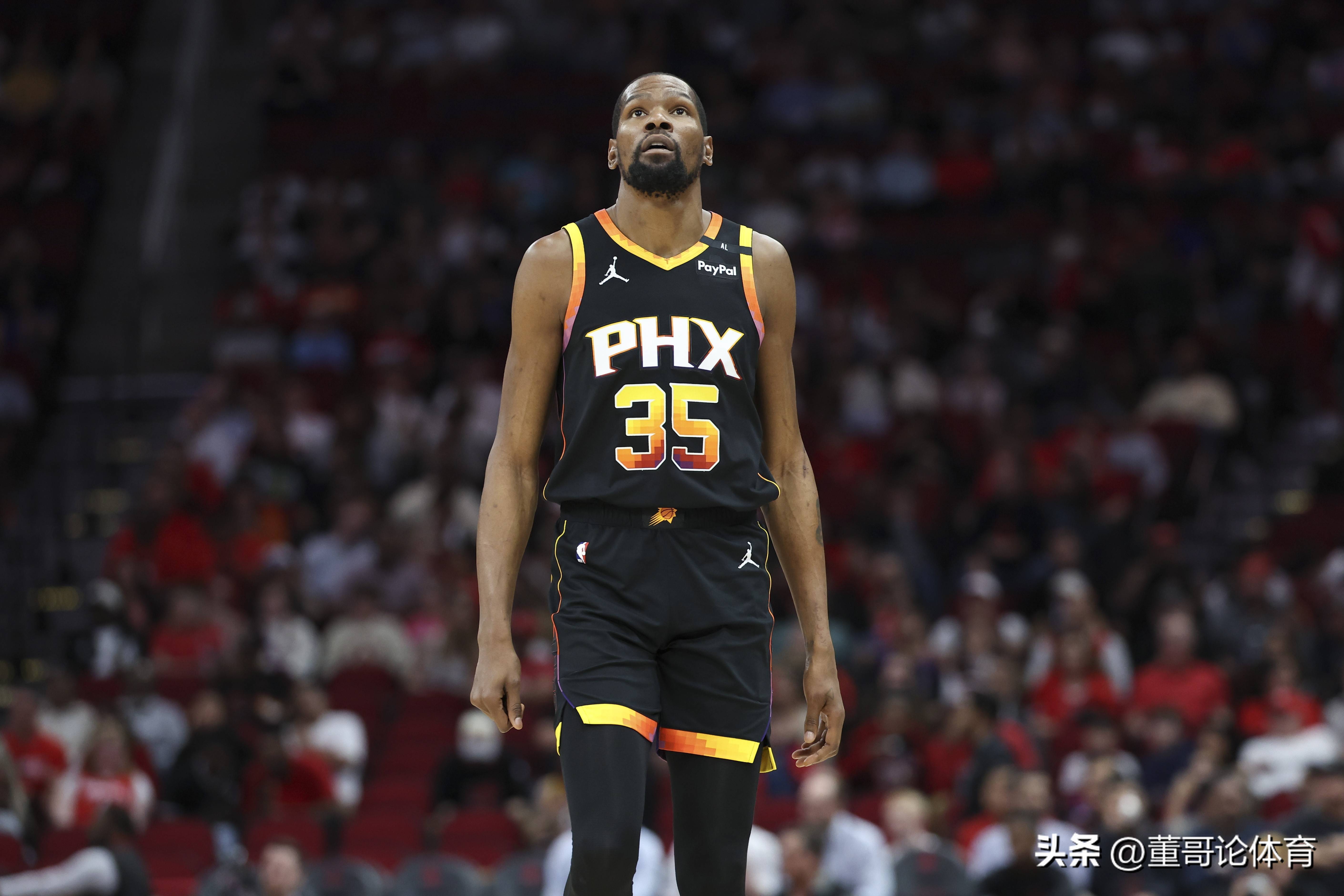 足球世界杯吉祥物亮相，造型引网友热评（世界杯吉祥物发布，外观引发网友热议）