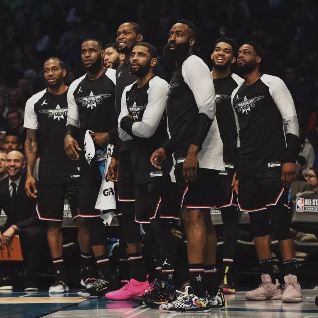 中超欠薪问题严峻，俱乐部准入难，财务困境持续，亟需解决。（中超欠薪严峻、准入受阻，财务困局持续，亟待化解）