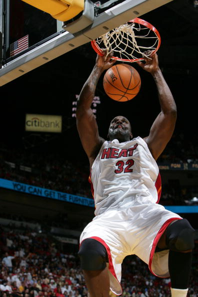 湖人浓眉哥统治篮下球队获胜（浓眉统治篮下，湖人取胜）