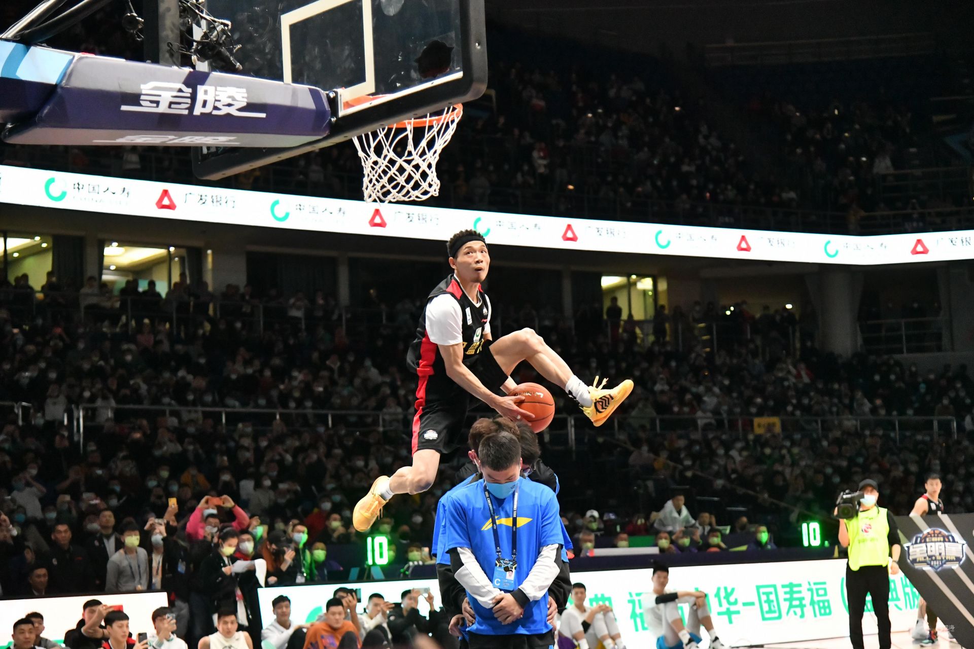 弗兰克：防守型教练？我带的队进球挺多的；庆幸自己不碰社媒（弗兰克回应防守质疑：我的球队进球不少，庆幸不玩社交媒体）