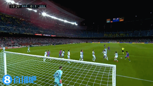 足球巴萨主帅称赞中场新核：不可替代（巴萨主帅力挺中场新核 称其不可或缺）