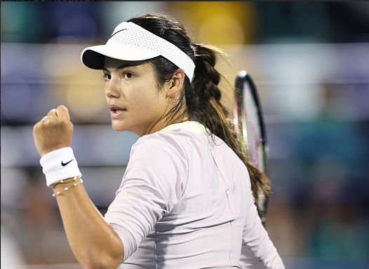 足球中超球队进入封闭训练，外界高度关注（中超球队启动封闭备战，引发广泛关注）